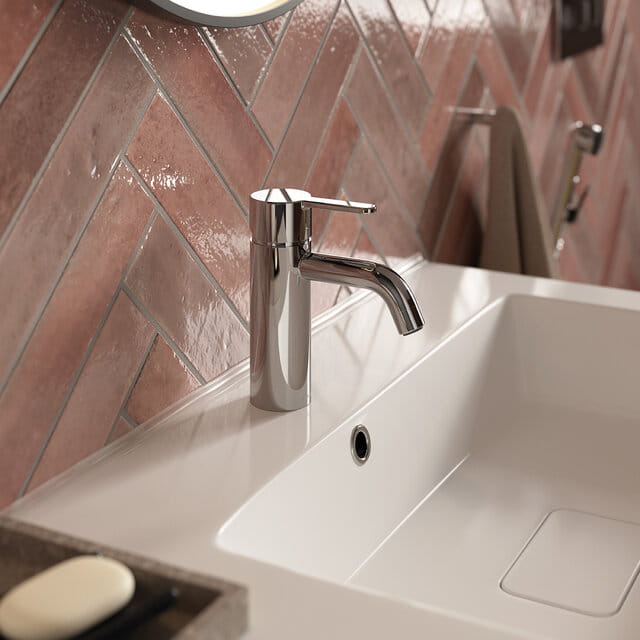 740300000_Silhouet_Basin_with_Sidespray_chrome_miljo_Closeup_of_740210000_Pink_Tiles.jpg