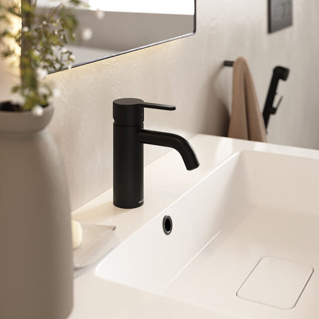 740306100_Silhouet_Basin_with_Sidespray_Matt_Black_miljo_Closeup_of_740216100.jpg